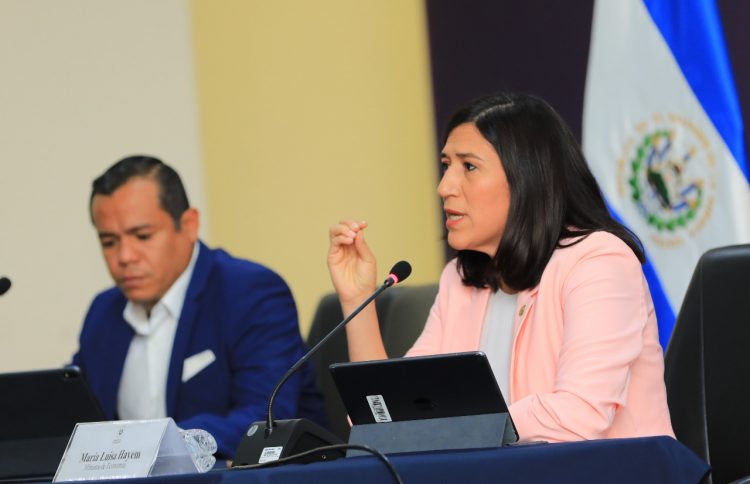 Los ministros de Economía, María Luisa Hayem y de Hacienda, Alejandro Zelaya, informaron que los precios de los combustibles se mantienen estables en el país. Foto / Sofía Mazariego