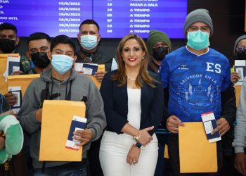 Salvadoreños partieron a trabajar a Canadá
