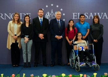Niña con discapacidad visual recibe dispositivo de visión artificial israelí