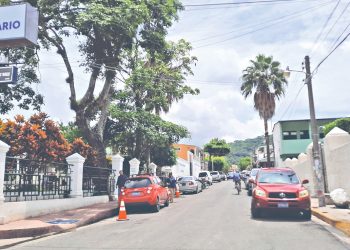 Buscan ordenar zona comercial en Candelaria