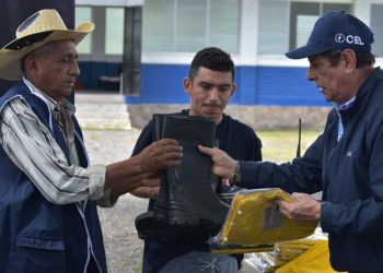 Entregan capas impermeables y botas a líderes comunitarios del Bajo Lempa para salvaguardarse de las lluvias