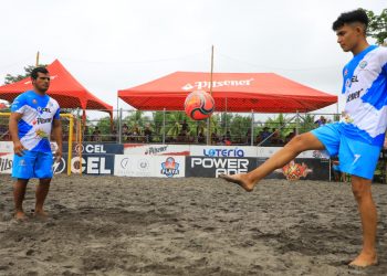 Exmundialista Roberto Membreño y su hijo Jefherson defienden la camiseta de Rancho Viejo en la Liga de Fútbol Playa