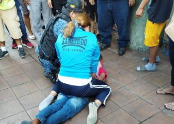 Hombre que golpeaba a mujer es sometido por campeona de artes marciales