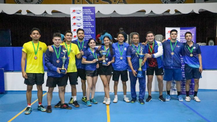 Los equipos Rs Arquitectura y Fuerza azul, se ubicaron en el primero y segundo lugar del Campeonato Nacional por Equipos. Fotos/Fesalteme