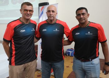 Entrenadores de fútbol compartieron experiencia adquirida en España