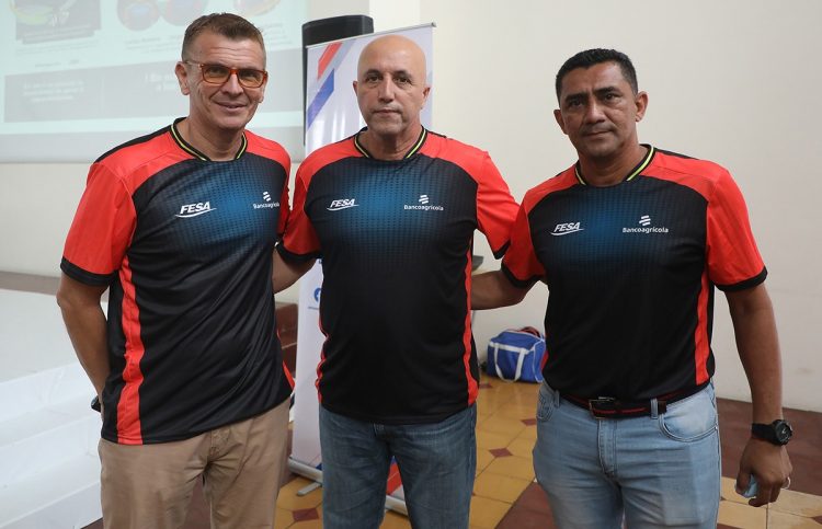 Pablo Leguizamo, director deportivo de FESA, y los entrenadores Jorge Molina y Carlos Romero, cmpartieron la experiencia vivida en España con un grupo de técnicos nacionales. Foto/David Martínez