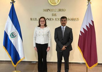 Canciller salvadoreña y diplomáticos de Catar hablan sobre cooperación entre ambos países