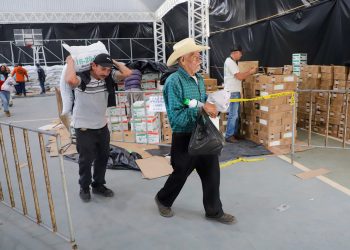Don Miguel recibió su primer paquete agrícola a sus 79 años