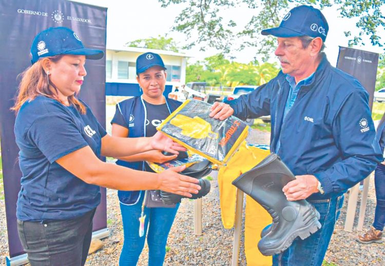 Trabajos. El mantenimiento a radios base y la entrega de equipo de seguridad son parte
del trabajo que desarrollan en las zonas intervenidas.