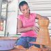Silvia mantiene vigente el arte de elaborar piezas de barro en San Vicente