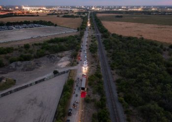 Asciende a 53 cifra de migrantes fallecidos en un tráiler abandonado en Texas