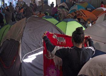Corte Suprema de EE.UU. da potestad a Biden para poner fin al programa Quédate en México