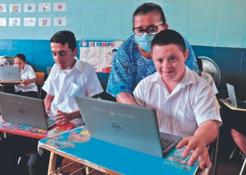 Estudiantes de educación especial reciben computadoras
