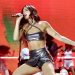 VIDEO: ¡On fire! Dua Lipa enciende a sus fans con sensual baile durante una de sus presentaciones