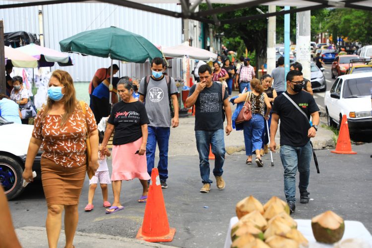 Las actividades profesionales, científicas y técnicas son de las que mayor incremento de cotizantes reportaron./Foto: Diario El Salvador.