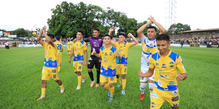 Los jugadores de Pipil es uno de los equipos que jugará en segunda división. Foto: Diario El Salvador.