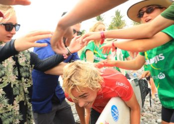 Música, relajación y estiramientos: los pequeños rituales de los atletas del mundial de surf en El Salvador