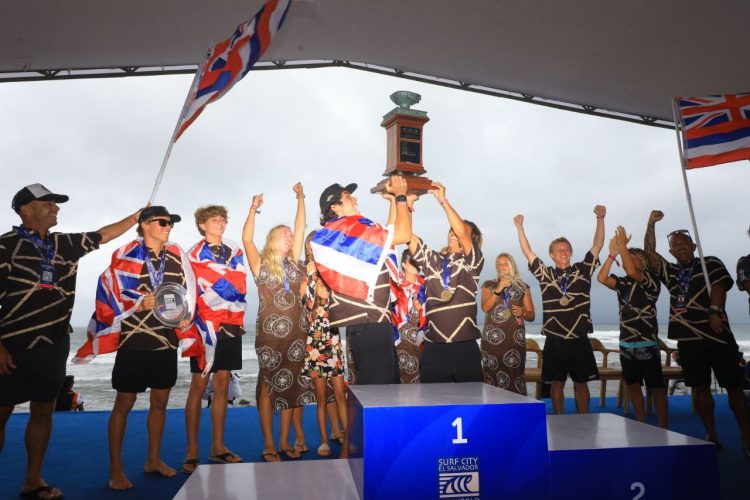 La delegación hawaiana eleva el trofeo que los acredita como campeones del campeonato mundial juvenil de surf. Foto: Lester Hernández