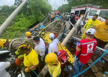 Bomberos rescatan a dos personas atrapadas dentro de vehículo accidentado en carretera a Comalapa