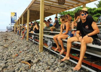 Los mejores surfistas del mundo comienzan a competir en el Surf City El Salvador Pro, en Punta Roca