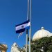 Banderas de El Salvador serán izadas a media asta por tres días en honor a policías asesinados por pandilleros