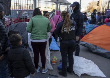 Más de mil migrantes desembarcan en unas pocas horas en Italia, inmersa en plena campaña electoral