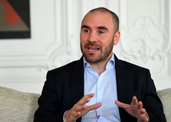 Ministro de Economía de Argentina renuncia en medio de crisis cambiaria