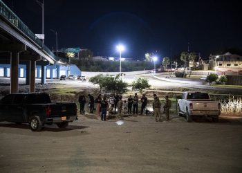 El gobernador de Texas autoriza a la policía a devolver a migrantes a la frontera