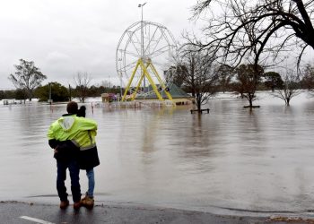 Miles de personas evacúan por peligrosas inundaciones en Sídney