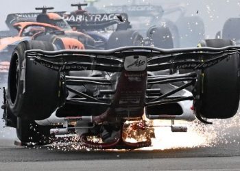 VIDEO | Carlos Sainz conquista el GP de Silverstone, carrera marcada por el espectacular accidente que sufrió el chino Zhou Guanyu