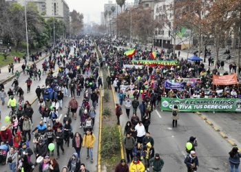 Cientos de personas marchan en Chile por la regulación del cannabis