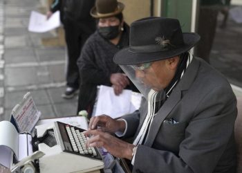 Cartas de amor y burocracia dan vida al oficio de la mecanografía en las calles de Bolivia