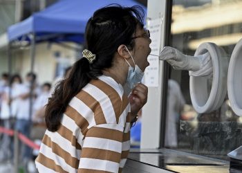 Pruebas masivas y cierres de bares en China ante posible rebrote de COVID-19