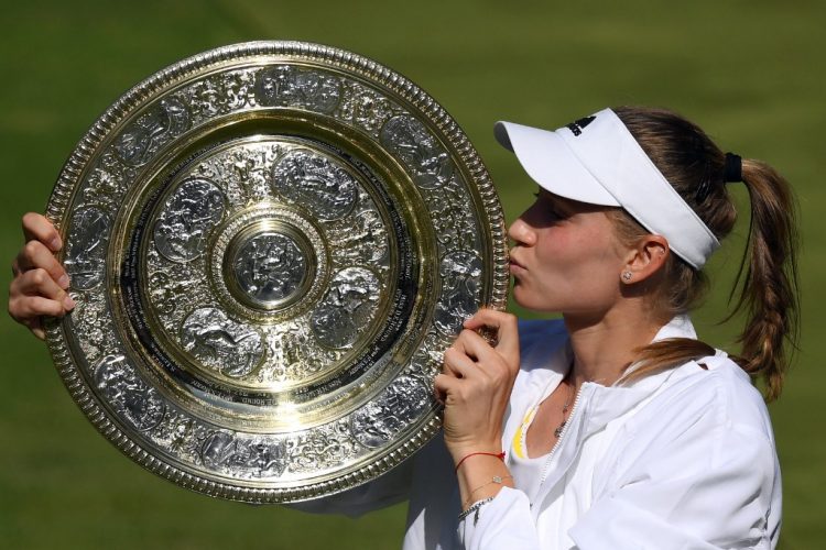 Elena Rybakina de Kazajstán celebra con el trofeo Venus Rosewater Dish durante la ceremonia del podio después de ganar el último partido de tenis individual femenino contra Ons Jabeur de Túnez en el decimotercer día del Campeonato de Wimbledon 2022. (Photo by Daniel LEAL / AFP) /