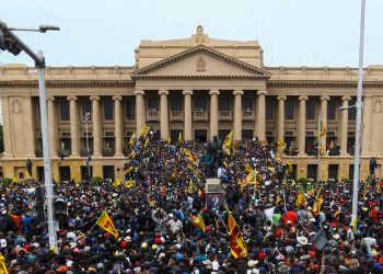 FOTOS/ Manifestantes incendian la residencia del primer ministro de Sri Lanka, quien renunciará el 13 de julio