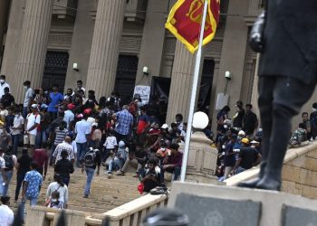 El origen de la tormenta política en Sri Lanka donde incendiaron la casa del primer ministro