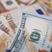 El euro cae brevemente por debajo del dólar por primera vez desde finales de 2002