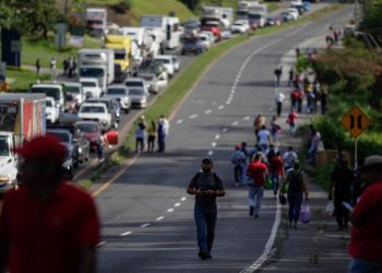 FOTOS/ Panameños «en pie de guerra» cierran vías por alza de combustible y corrupción