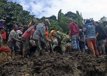 Ocho niños atrapados por alud de tierra sobre una escuela rural en Colombia