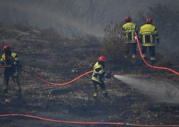Incendios atormentan al suroeste de Europa, Reino Unido en alerta roja