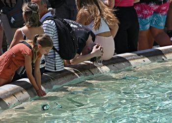 Impactantes imágenes de europeos buscando como refrescarse ante la ola de calor