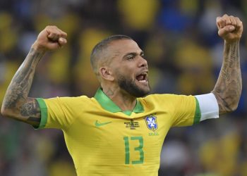 Dani Alves viaja a México para fichar con Pumas «con la ilusión de un niño»