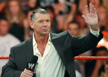Renuncia Vince McMahon, presidente de la WWE, en medio de investigación por sobornos