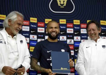 Dani Alves firma con los Pumas de México