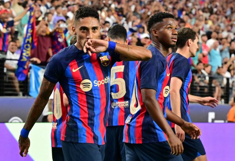 Raphinha de Barcelona celebra con sus compañeros de equipo después de anotar durante el partido de fútbol amistoso internacional entre Barcelona y Real Madrid en el Allegiant Stadium en Las Vegas, Nevada. (Photo by Frederic J. BROWN / AFP)