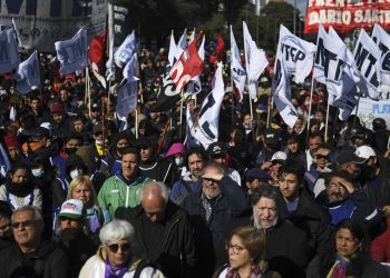 Miles de manifestantes claman por un «salario universal» en convulsionada Argentina