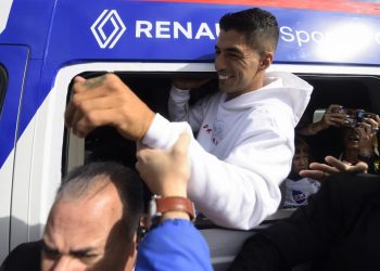 Luis Suárez regresa a Uruguay abrazado por la hinchada de su primer club