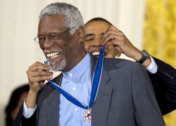 Legendario Bill Russell, ganador de un récord de 11 títulos de NBA, murió a los 88 años