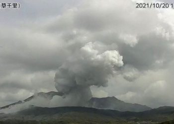Alerta de evacuación por la erupción de un volcán en el suroeste de Japón