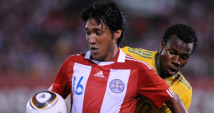 El jugador sudafricano Bongani Khumalo (R) compite por el balón con Néstor Ayala de Paraguay durante su partido amistoso en Asunción el 31 de marzo de 2010, en preparación para la próxima Copa Mundial de la FIFA Sudáfrica 2010. AFP PHOTO/Norberto Duarte (Photo by NORBERTO DUARTE / AFP)